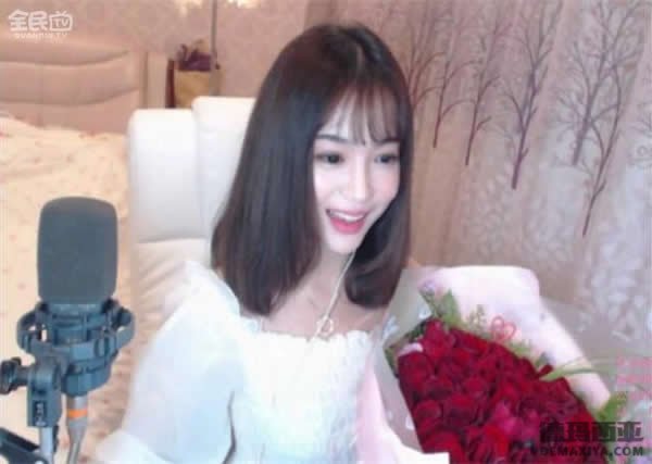 LOL小漠今日约会慕诗琪 网友：别带经纪人_1