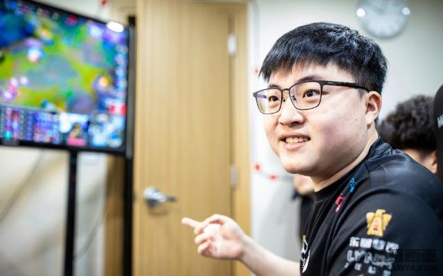 德云色西卡直播调侃小狗Uzi不可能只有164斤